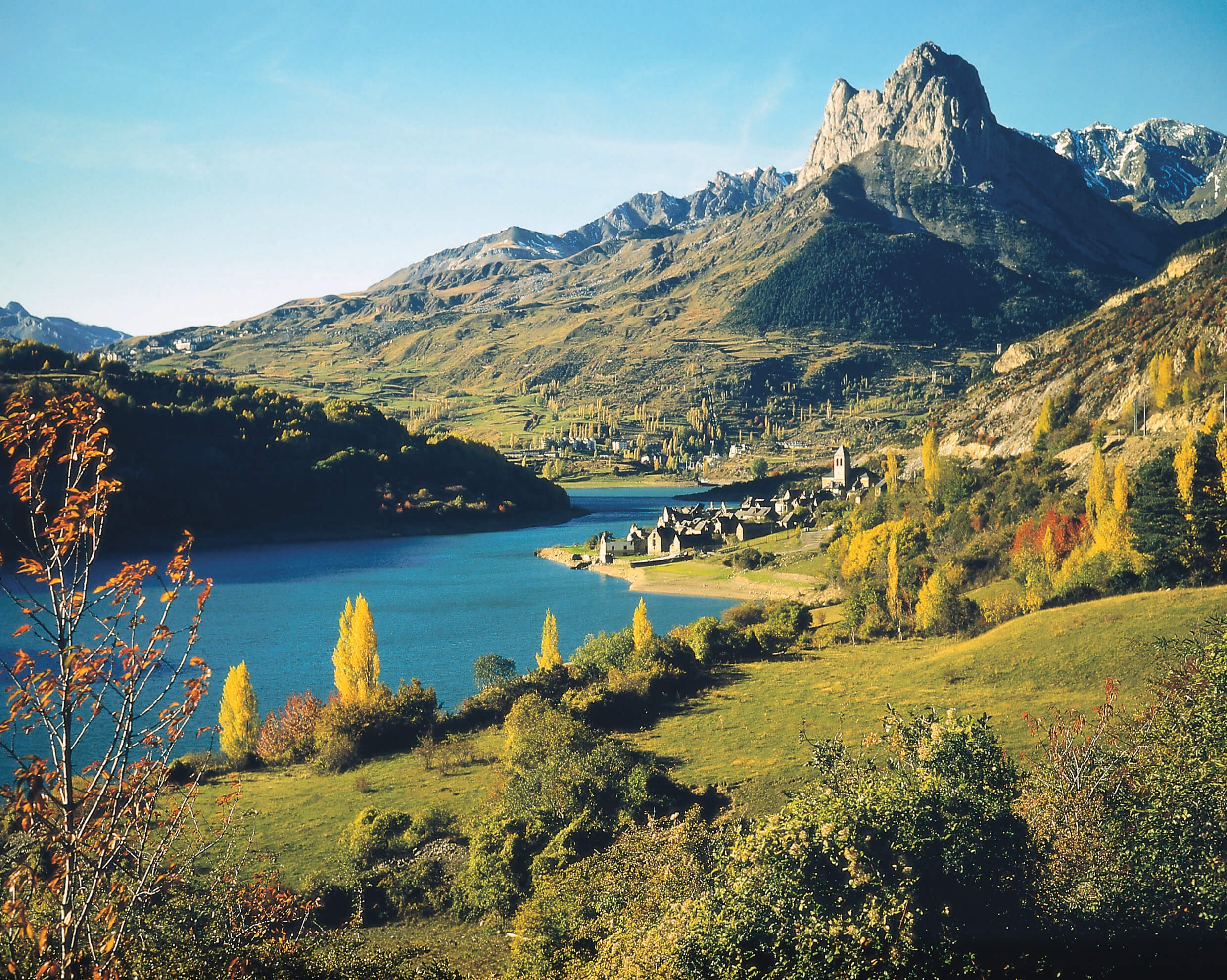 Lanuza am gleichnamigen Staussee überragt von der Peña Foratata