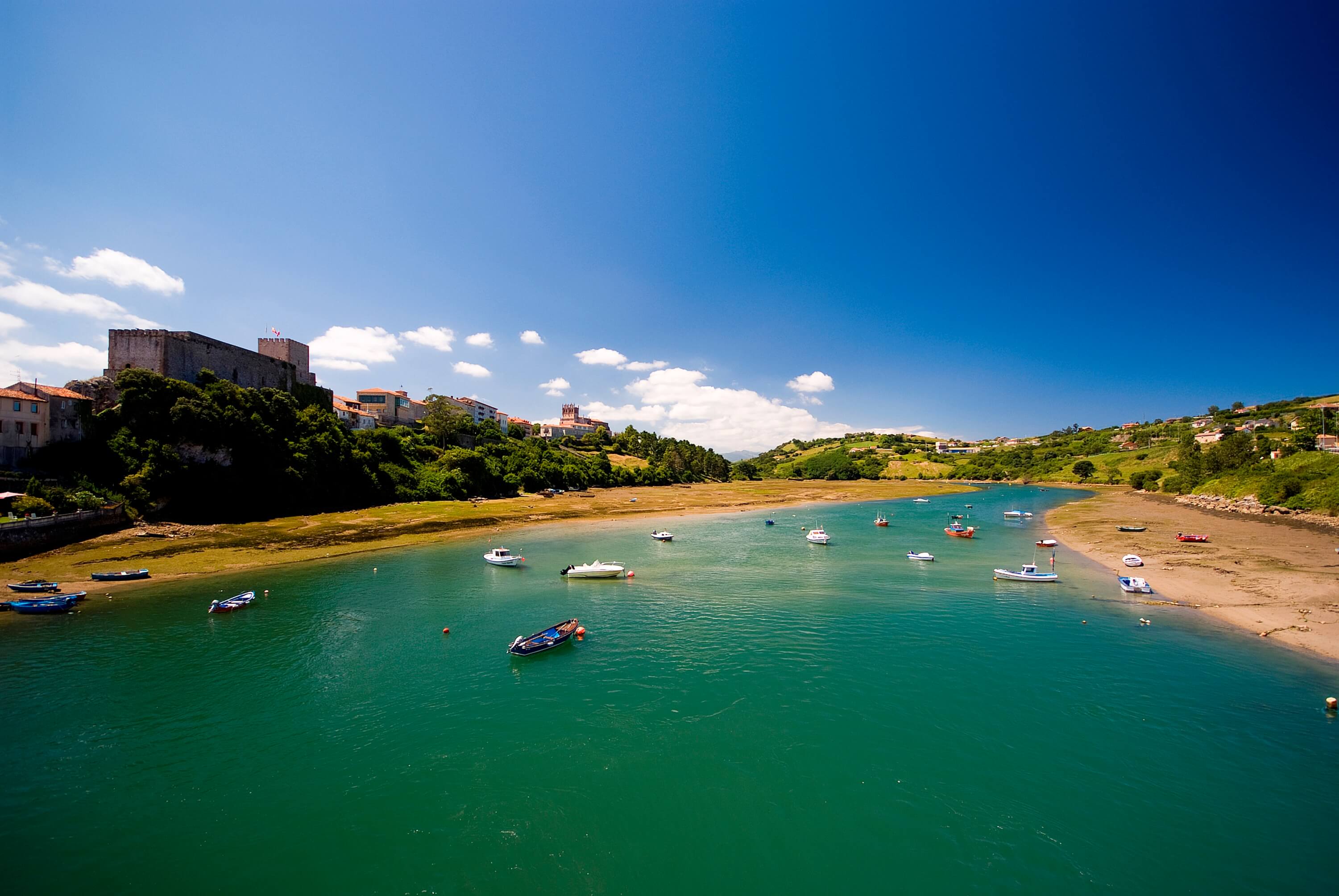 Blick auf die Ría del Escudo und San Vicente de la Barquera an der Küste von Kantabrien