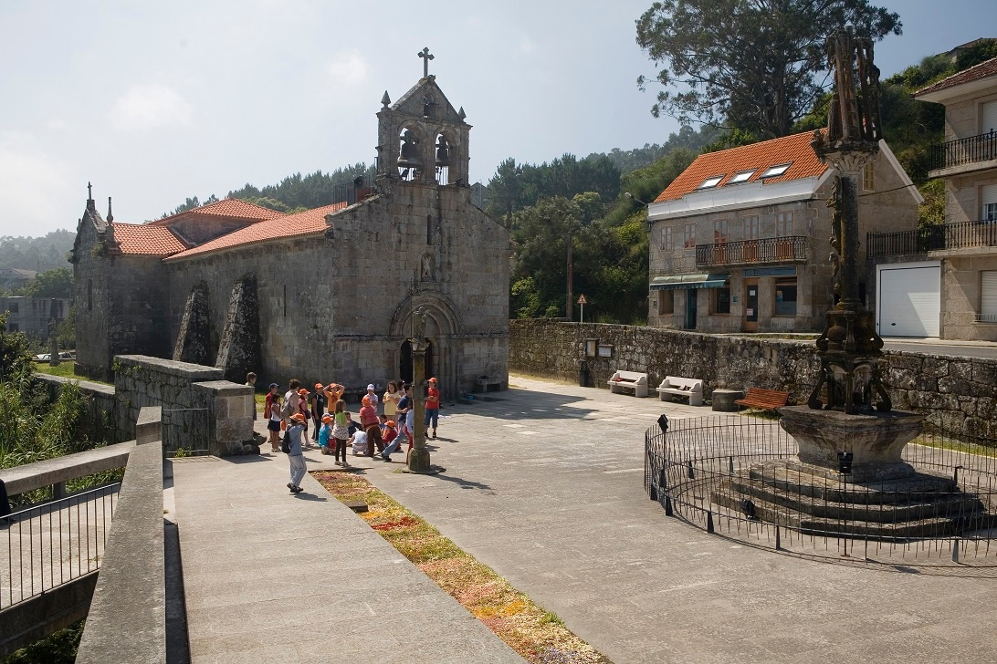 Hío mit seinem berühmten Wegkreuz und der Kirche San Andrés