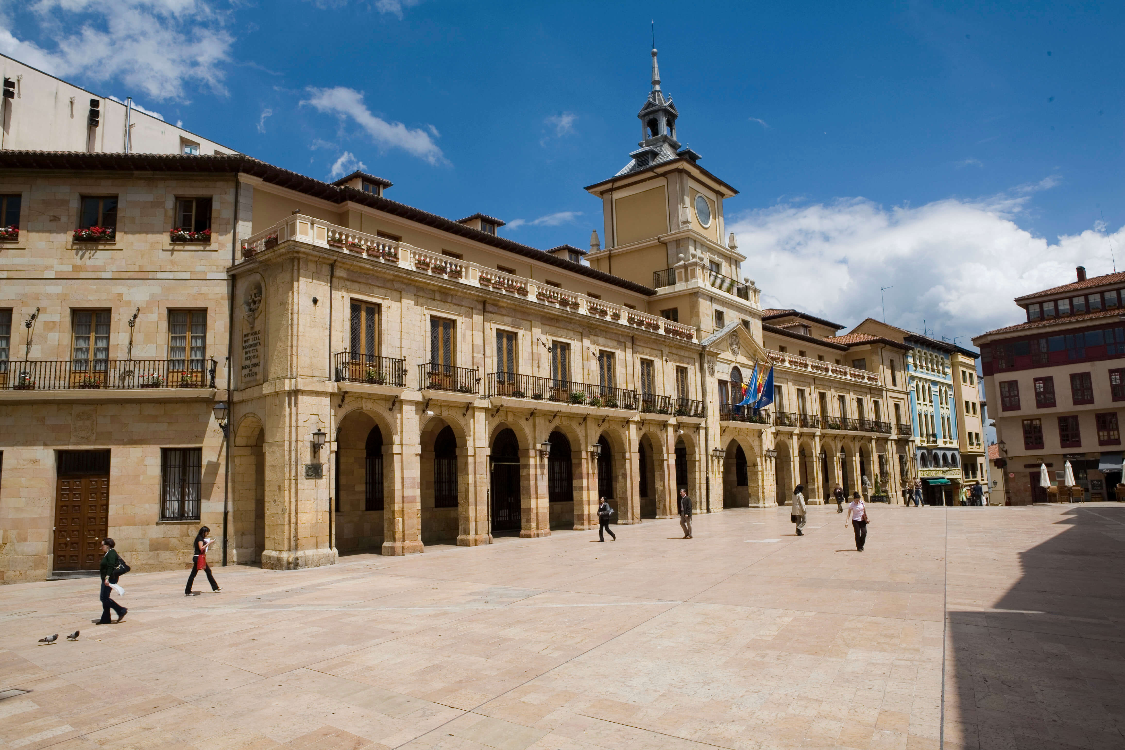 Oviedo - Rathaus und Plaza de la Constitución 