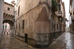 Palma de Mallorca - Strasse und Almudaina Bogen