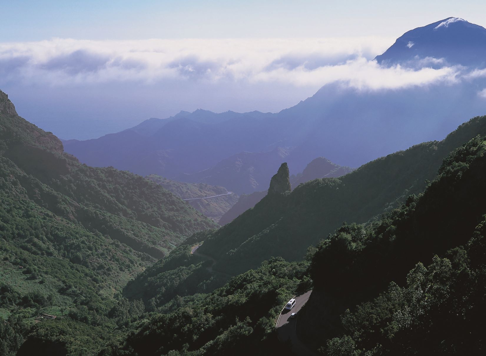 Tief eingeschnittene Schluchten prägen die Landschaften La Gomeras Tief eingeschnittene Schluchten prägen die Landschaften La Gomeras