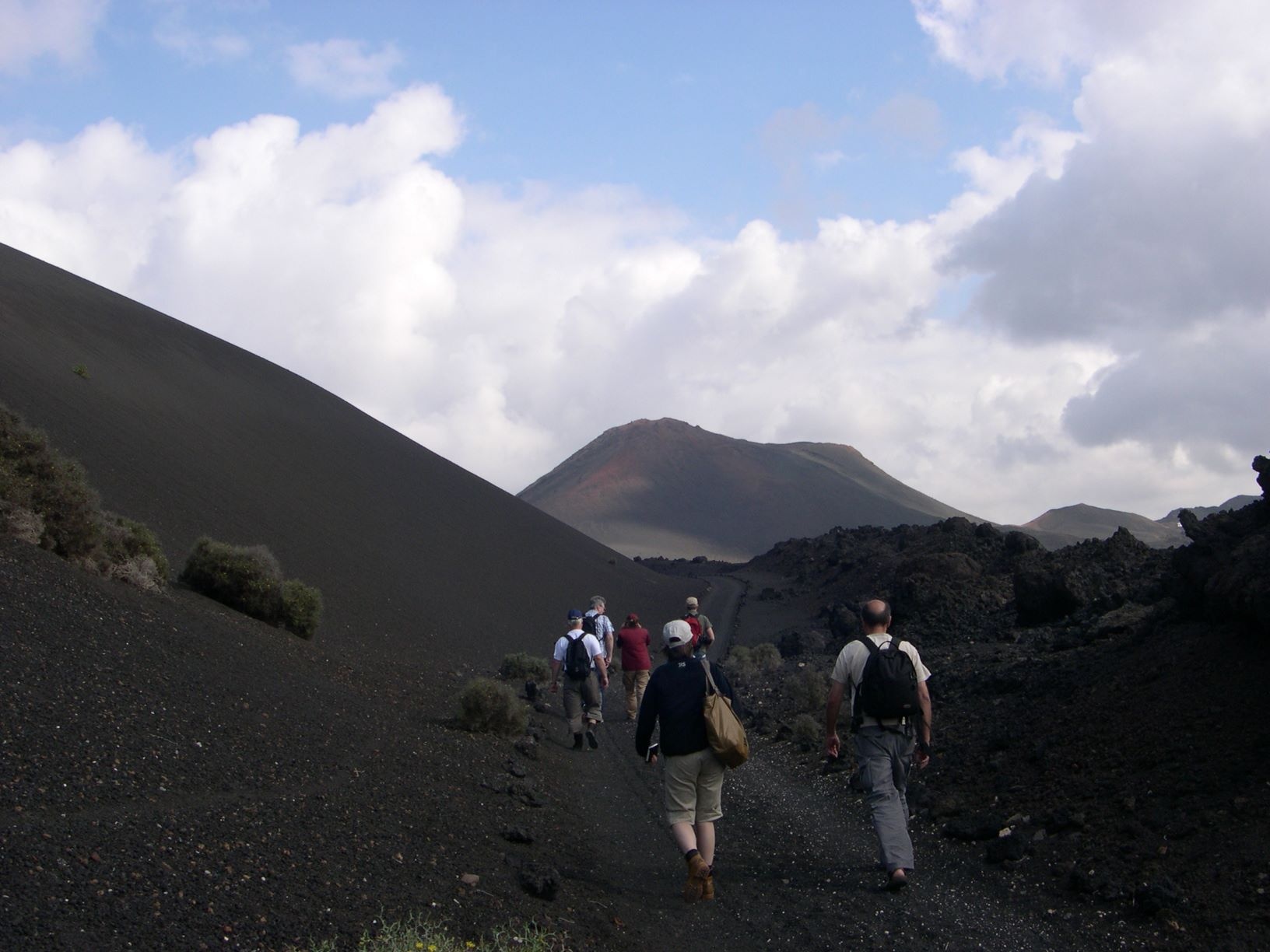 Wanderung durch die faszinierende Landschaft des Timanfaya Nationalparks auf Lanzarote Wanderung durch die faszinierende Landschaft des Timanfaya Nationalparks auf Lanzarote