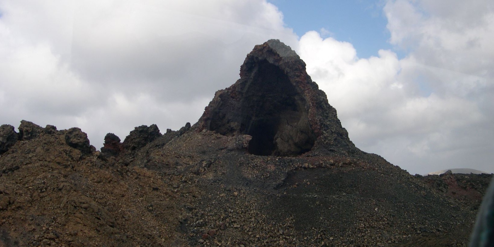 Eine der sogenannten "Bocas", Öffnungen aus denen die Lava einst austrat, Timanfaya Nationalpark, Lanzarote Eine der sogenannten "Bocas", Öffnungen aus denen die Lava einst austrat, Timanfaya Nationalpark, Lanzarote