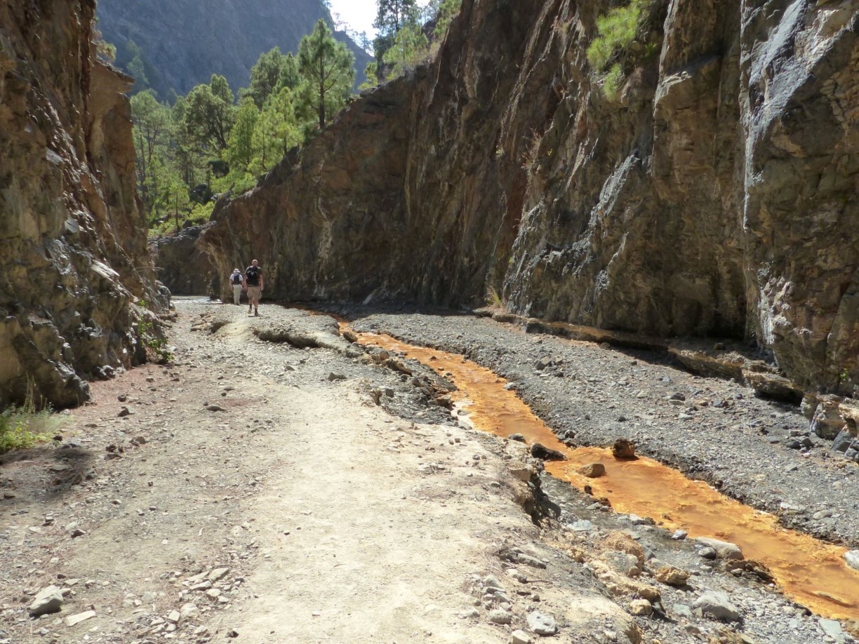 Ein goldgelber Bachlauf führt durch den Barranco Rivanceros 