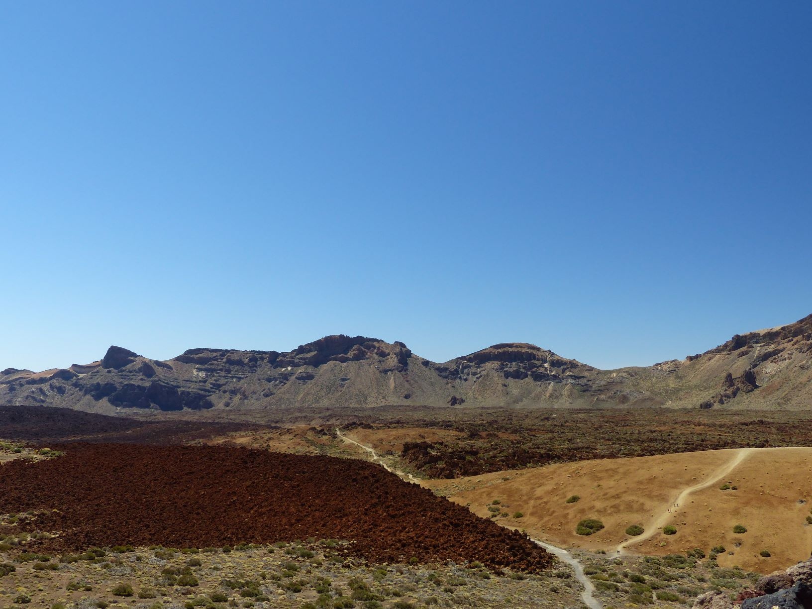 Die von Mineralien gefärbte Erde im Cañadas de Teide Nationalpark wird alljährlich für die Sandteppiche zu Fronleichnam genutzt