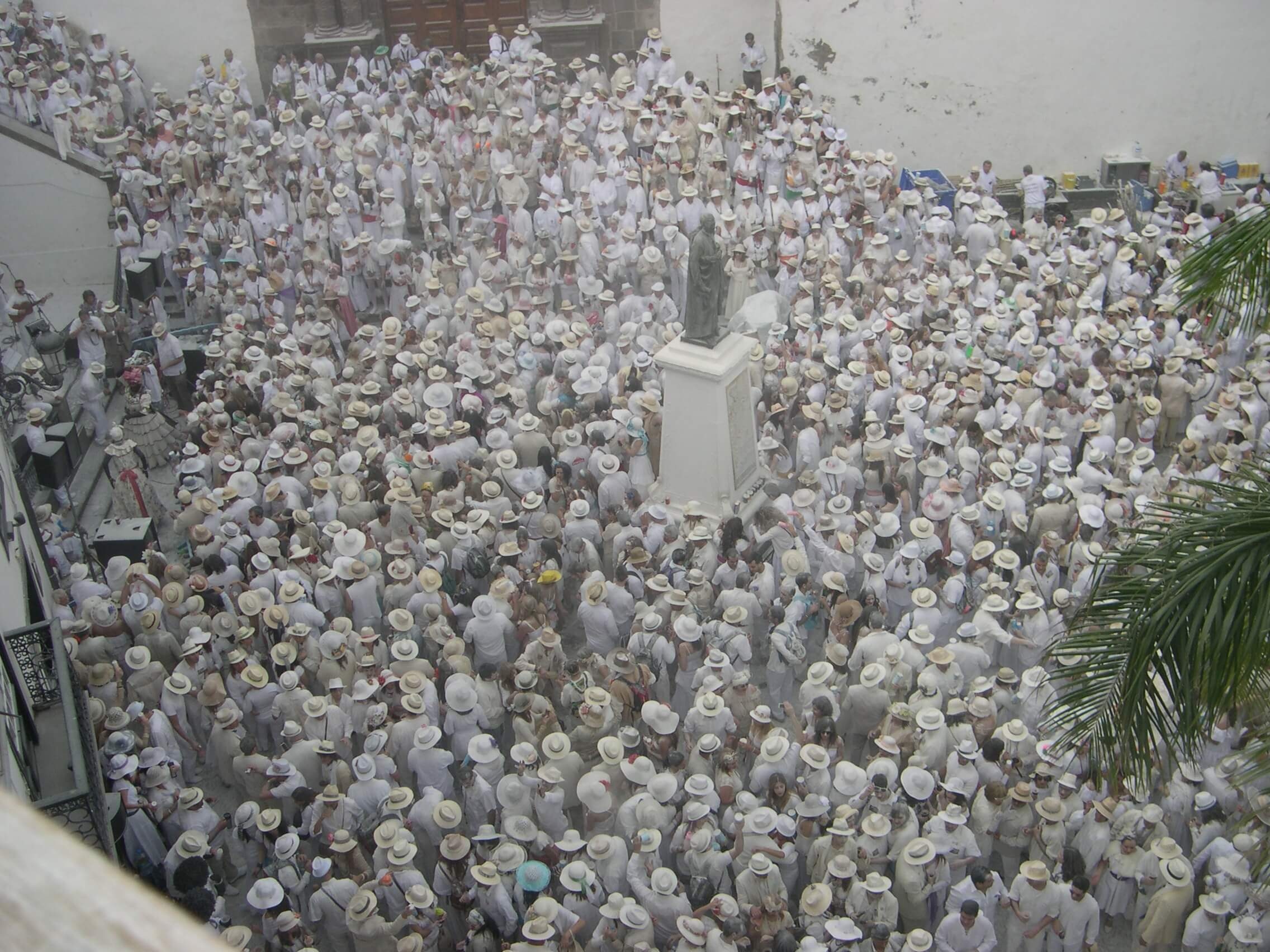 Ganz in Weiß auf der Plaza de España in Santa Cruz de La Palma 