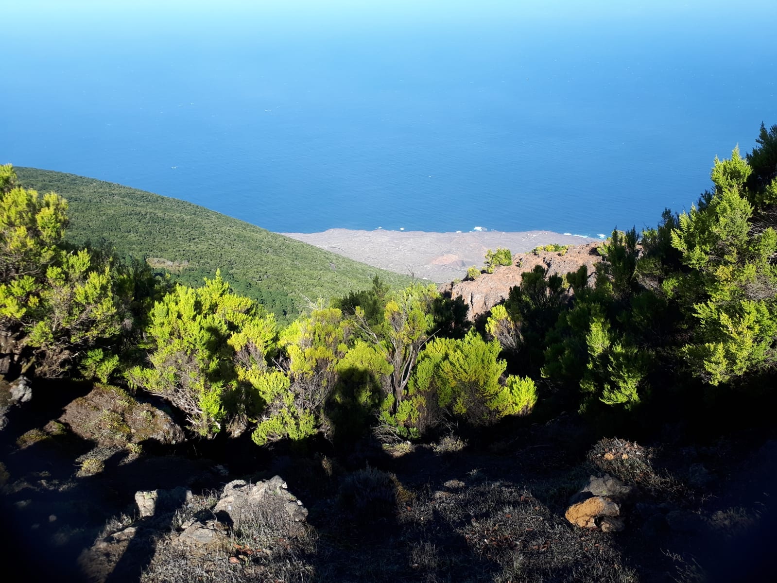 Blick vom Malpaso, dem höchsten Punkt der Insel, auf die Küste