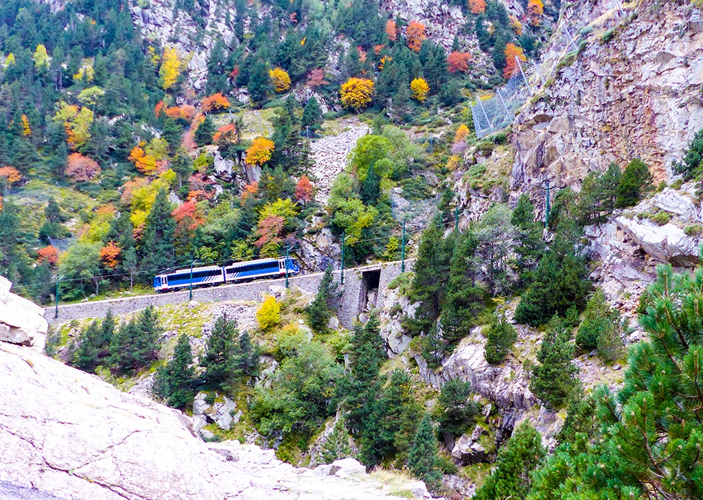 Eine Zahnradbahn führt durch die wildromantische Schlucht nach Nuría