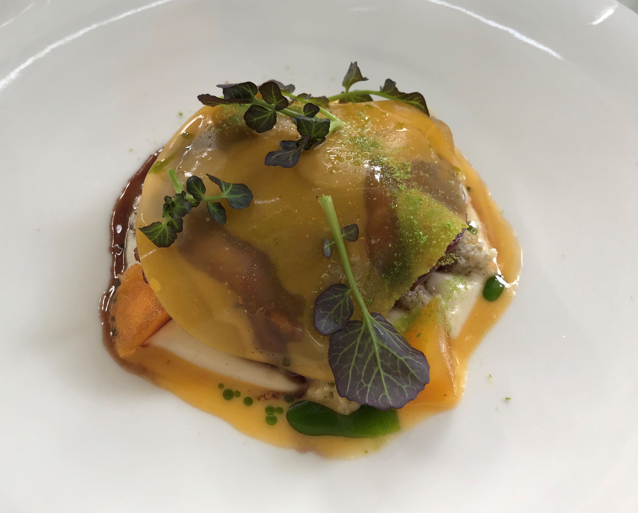 Carrillera de cerdo iberico con coliflor, aceite de espino amarillo y trufa