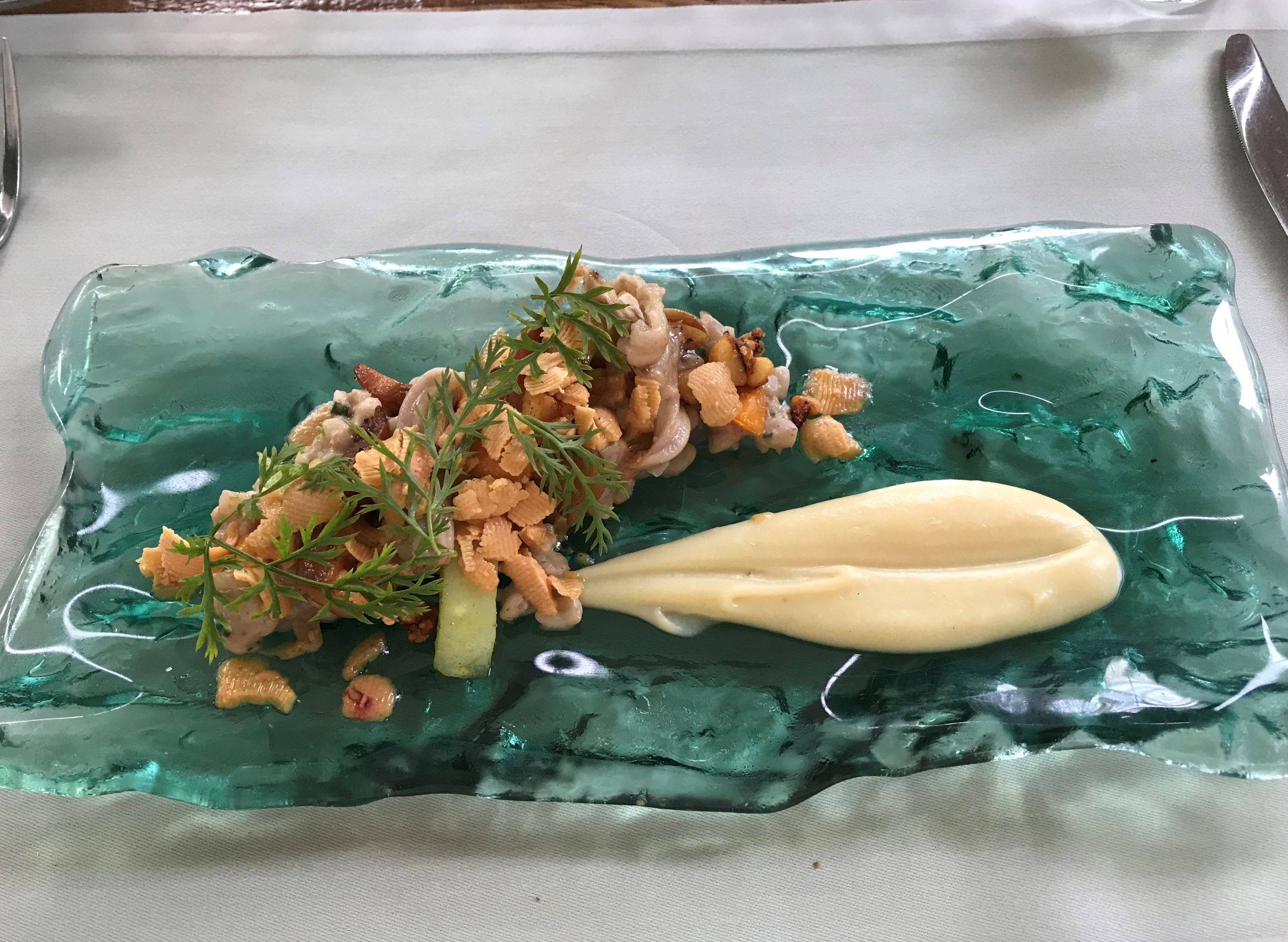 MELOSO DE TRIGO TIERNO CON SETAS , CHIRIVIAS , ESCAMAS DE FOI GRAS Y MACADAMIA PICANTE