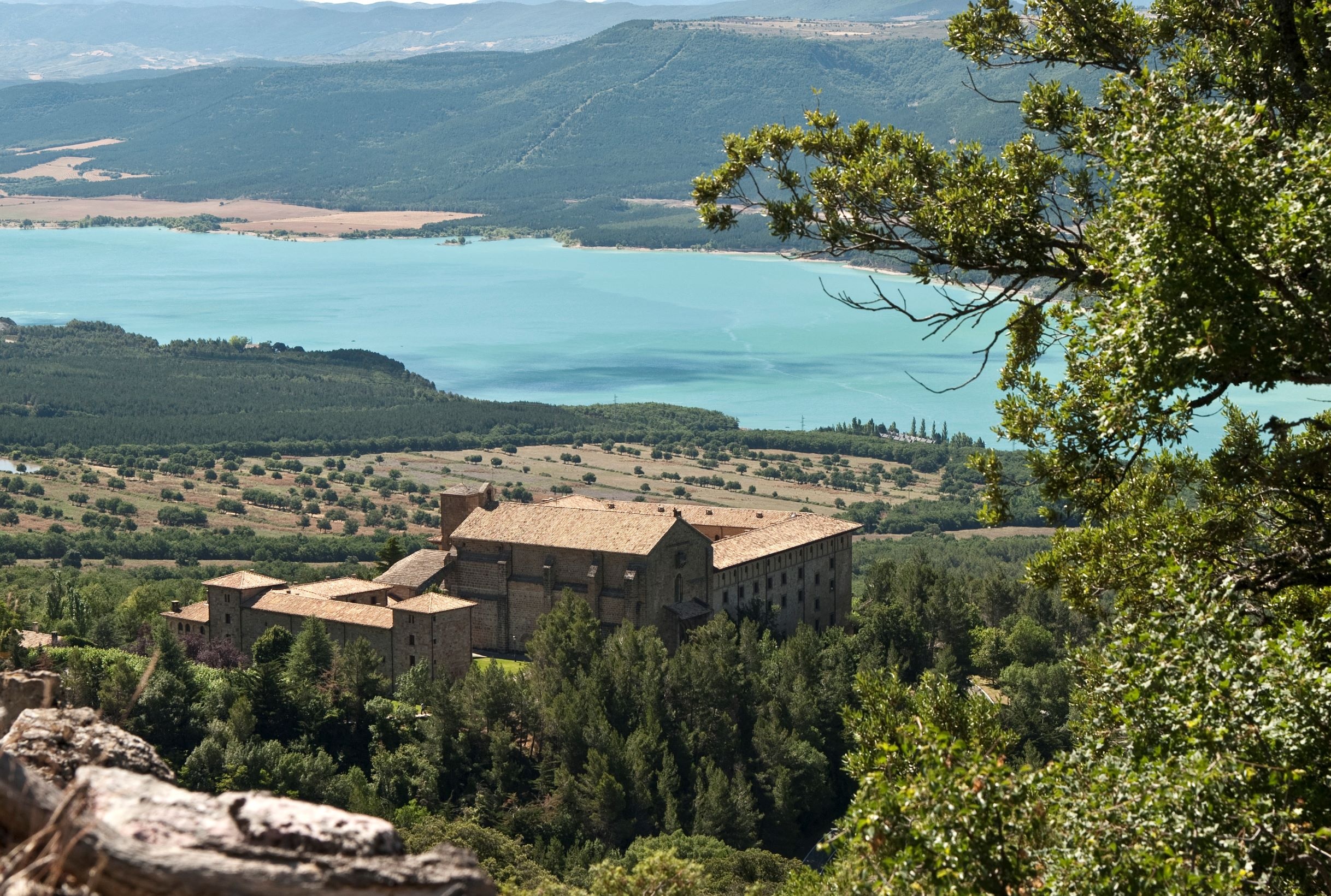 Das Kloster Leyre über dem Yesa-Stausee in Navarra Das Kloster Leyre über dem Yesa-Stausee in Navarra