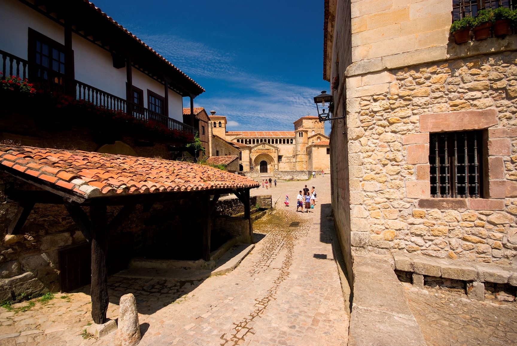 Santillana del Mar mit der Stiftskirche Santa Juliana Santillana del Mar mit der Stiftskirche Santa Juliana