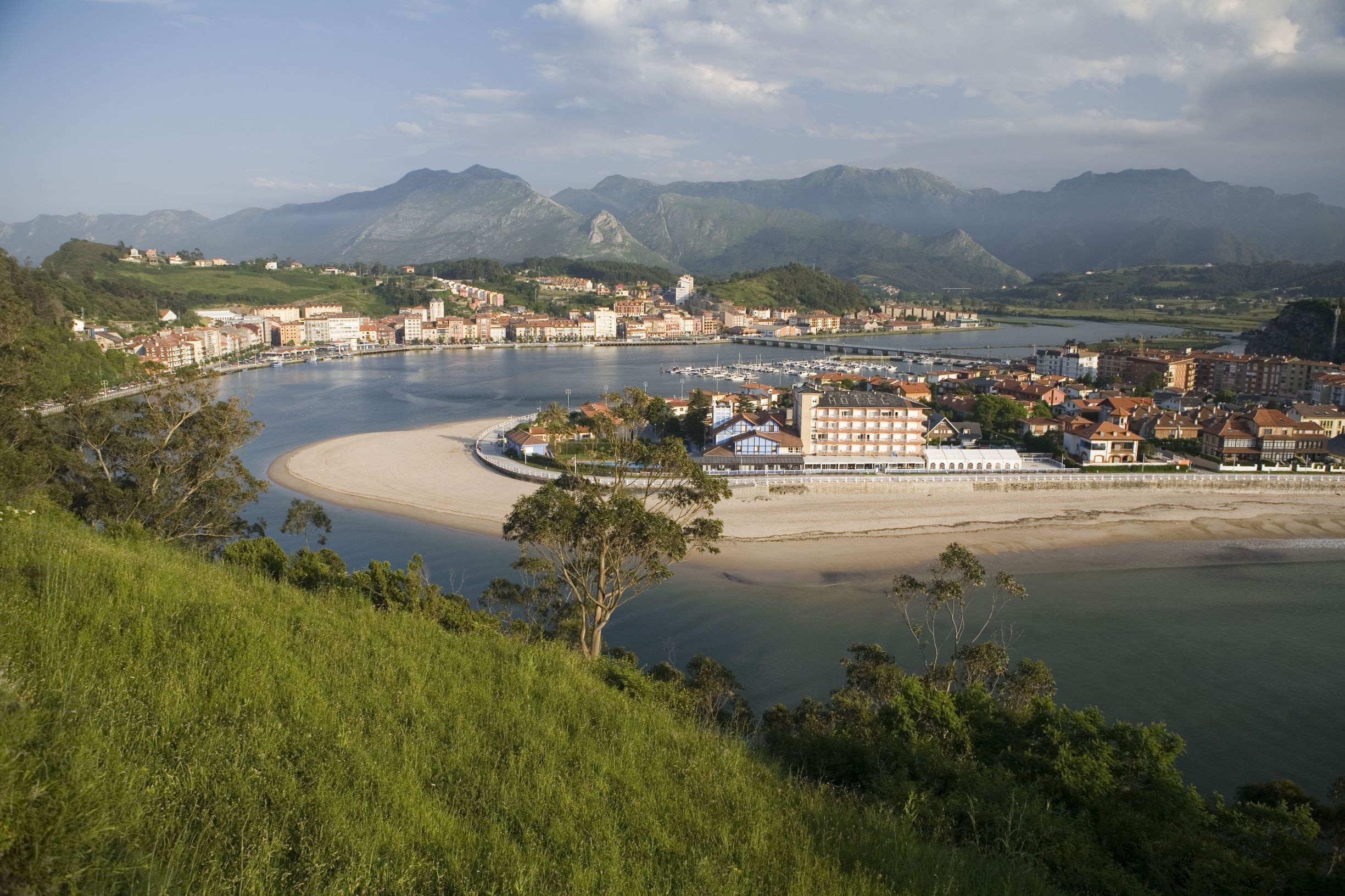 Berge und Meer charakterisieren die Landschaften Asturiens, hier bei Ribadasella Berge und Meer charakterisieren die Landschaften Asturiens, hier bei Ribadasella