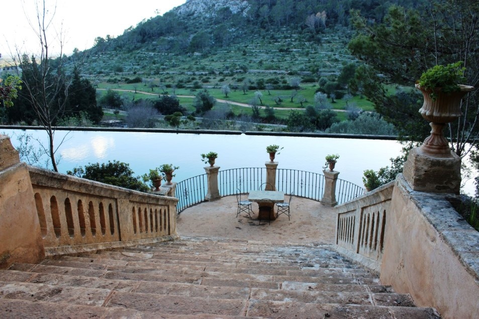 Blick auf die Freitreppe und das Wasserbecken der Finca Raixa auf Mallorca