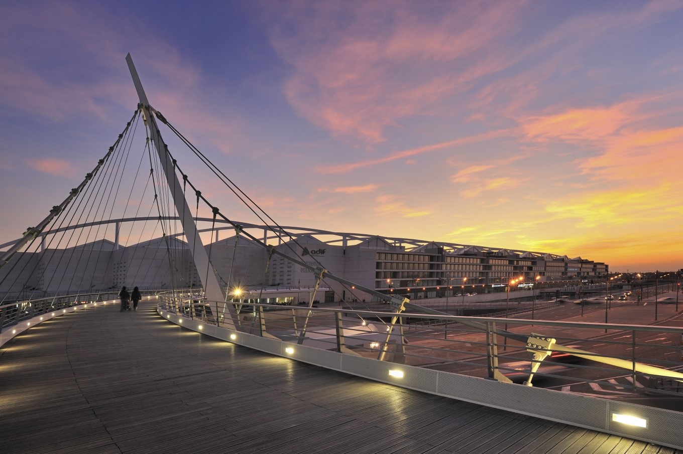 Zaragoza: Pasarela Delicias und der gleichnamige Bahnhof