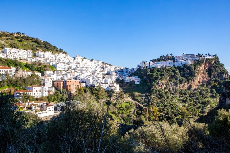 Wie ein Adlerhorst am Hügel liegt Casares im Hinterland der Costa del Sol