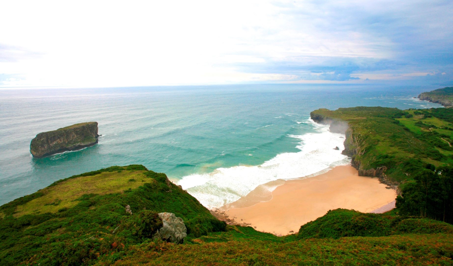 Der Strand La Ballota in Cué bei Llanes
