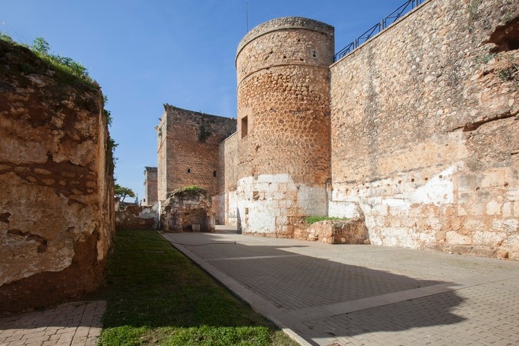 Die mächtigen Stadtmauern von Niebla, Provinz Huelva, Andalusien
