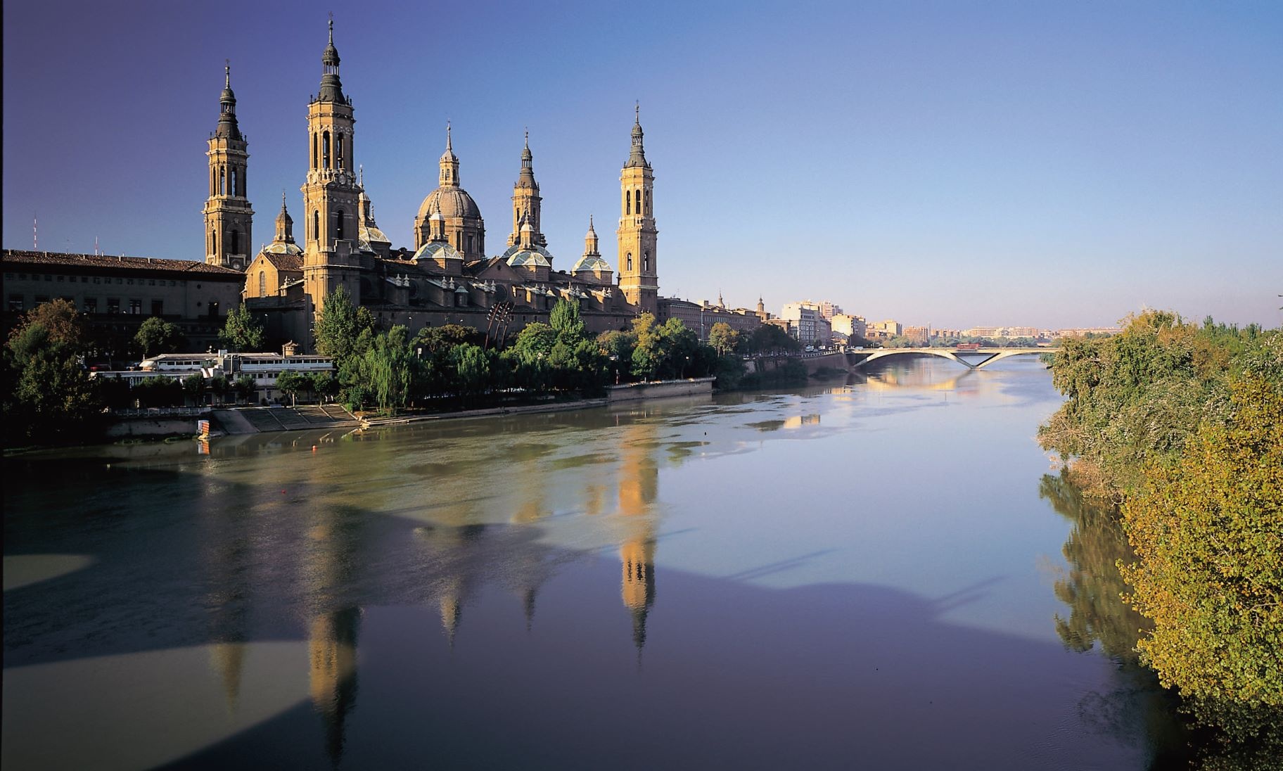 Zaragoza: Blick auf den Ebro und die Türme der Basilika El Pilar