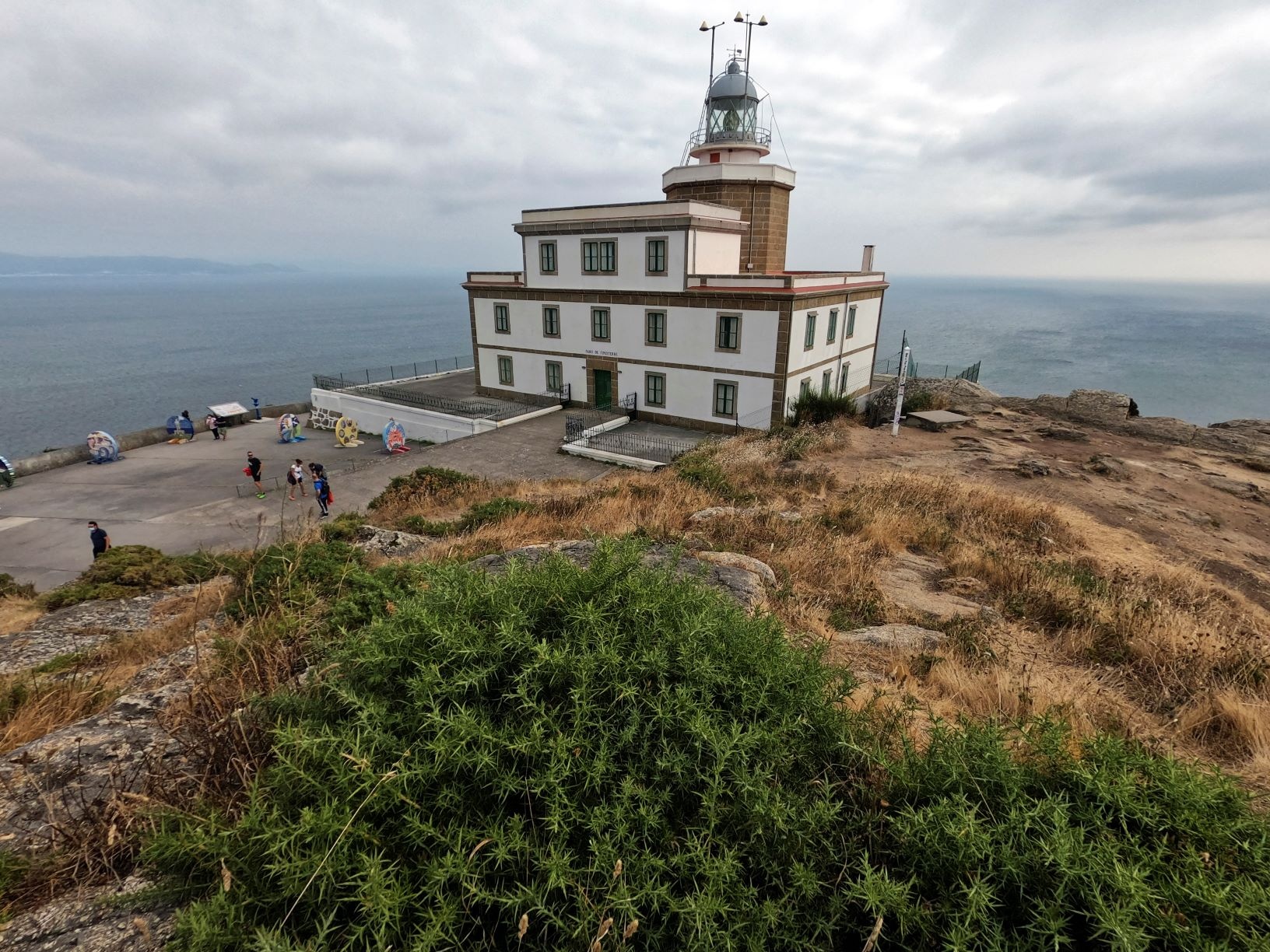 Ein Leuchtturm am "Ende der Welt". Finisterre an der Costa da Morte, für viele Pilger Abschluss des Jakobswegs. Ein Leuchtturm am "Ende der Welt". Finisterre an der Costa da Morte, für viele Pilger Abschluss des Jakobswegs.