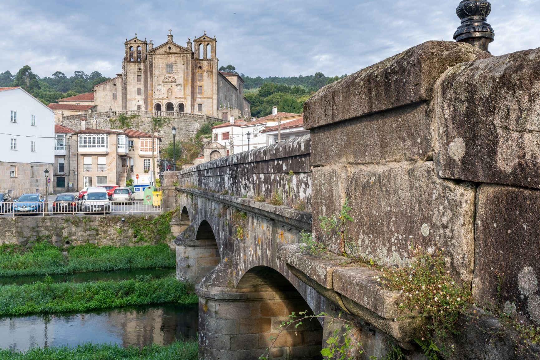 Padrón, als erster galicischer Ort erwähnt in der Legende von Jakobus Ankunft in Galicien. Padrón, als erster galicischer Ort erwähnt in der Legende von Jakobus Ankunft in Galicien.