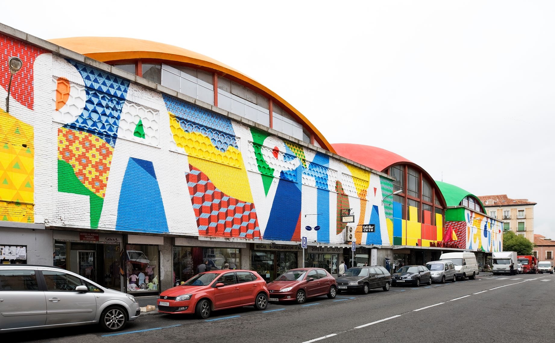Die Fassade der Markthalle Mercado de la Cebada in Madrid Die Fassade der Markthalle Mercado de la Cebada in Madrid