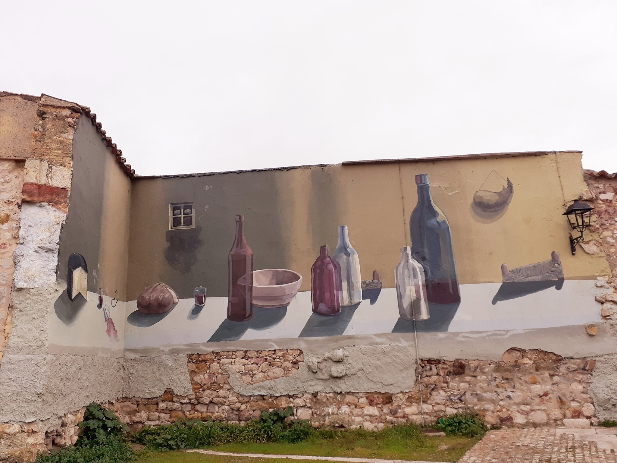 Die Wandmalerei "Bodegón - Stillleben" von Claudio Rodríguez in Zamora Die Wandmalerei "Bodegón - Stillleben" von Claudio Rodríguez in Zamora