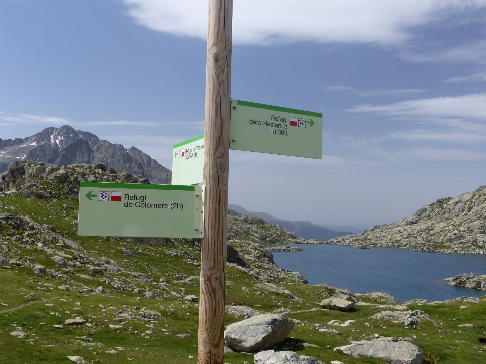 Zahlreiche Hütten empfangen die Wanderer in den Pyrenäen