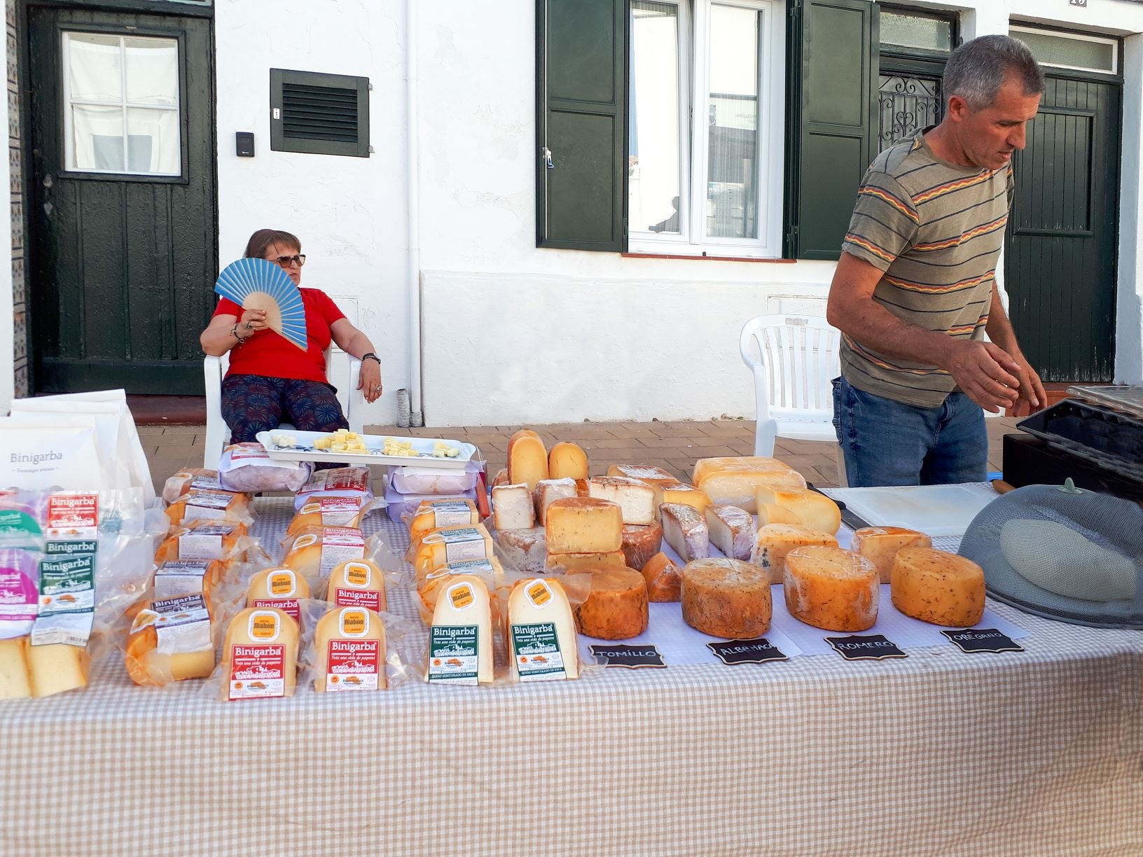 Markt im malerischen Fischerort Fornells