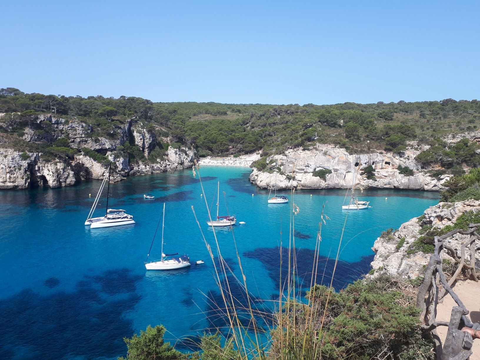 Der Blick vom Camí de Cavalls auf die Cala de Macarelleta
