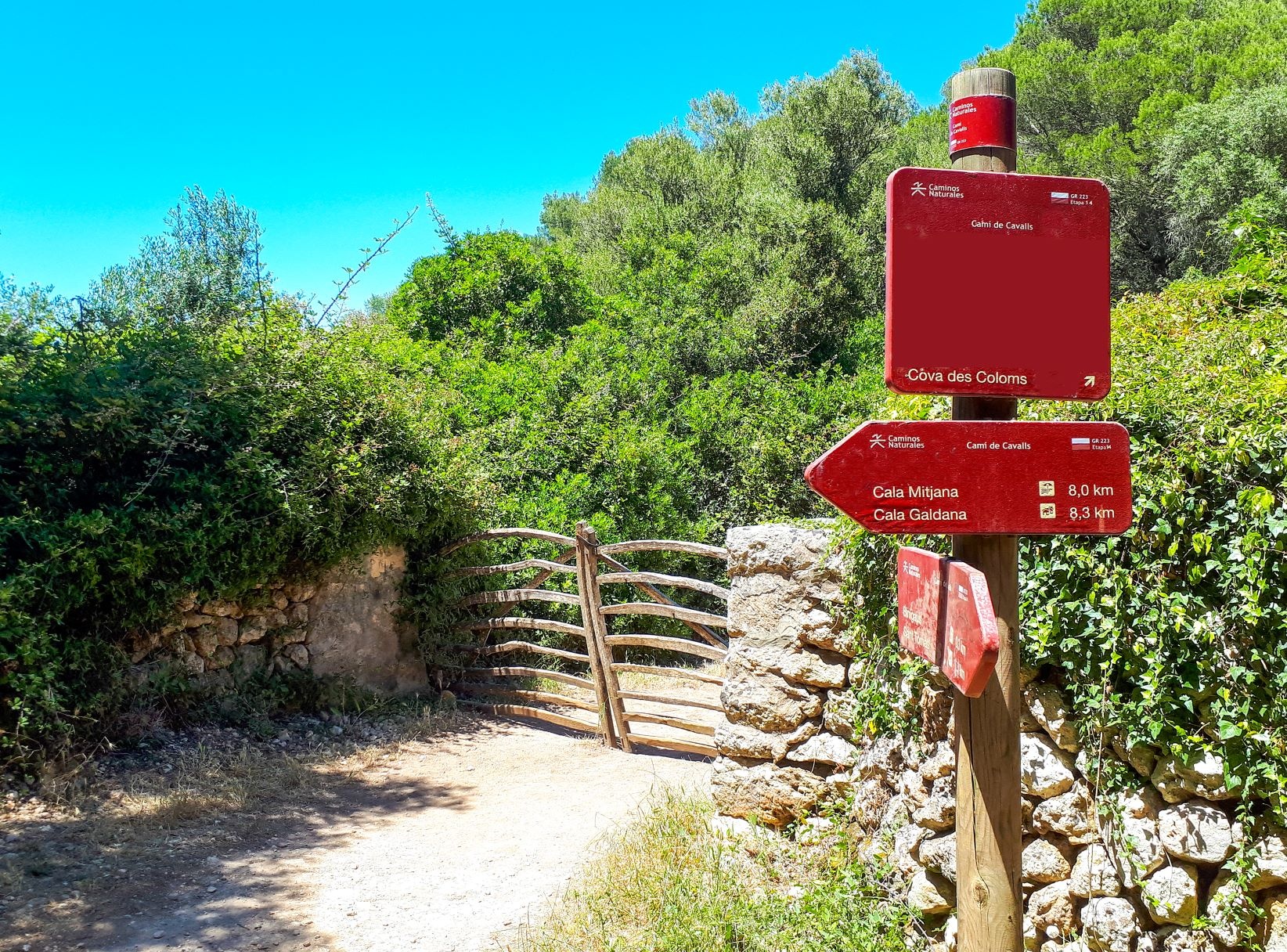 Auffallend auf den Wanderwegen Menorcas: Die geschwungenen Tore aus Olivenbaumholz