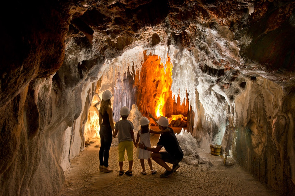 Klein und Groß sind fasziniert in der Welt der Muntanya de Sal 