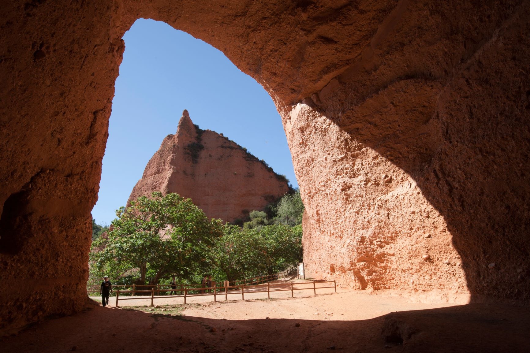 Höhlen, Wände und bizarre Felsen laden zu Wanderungen ein