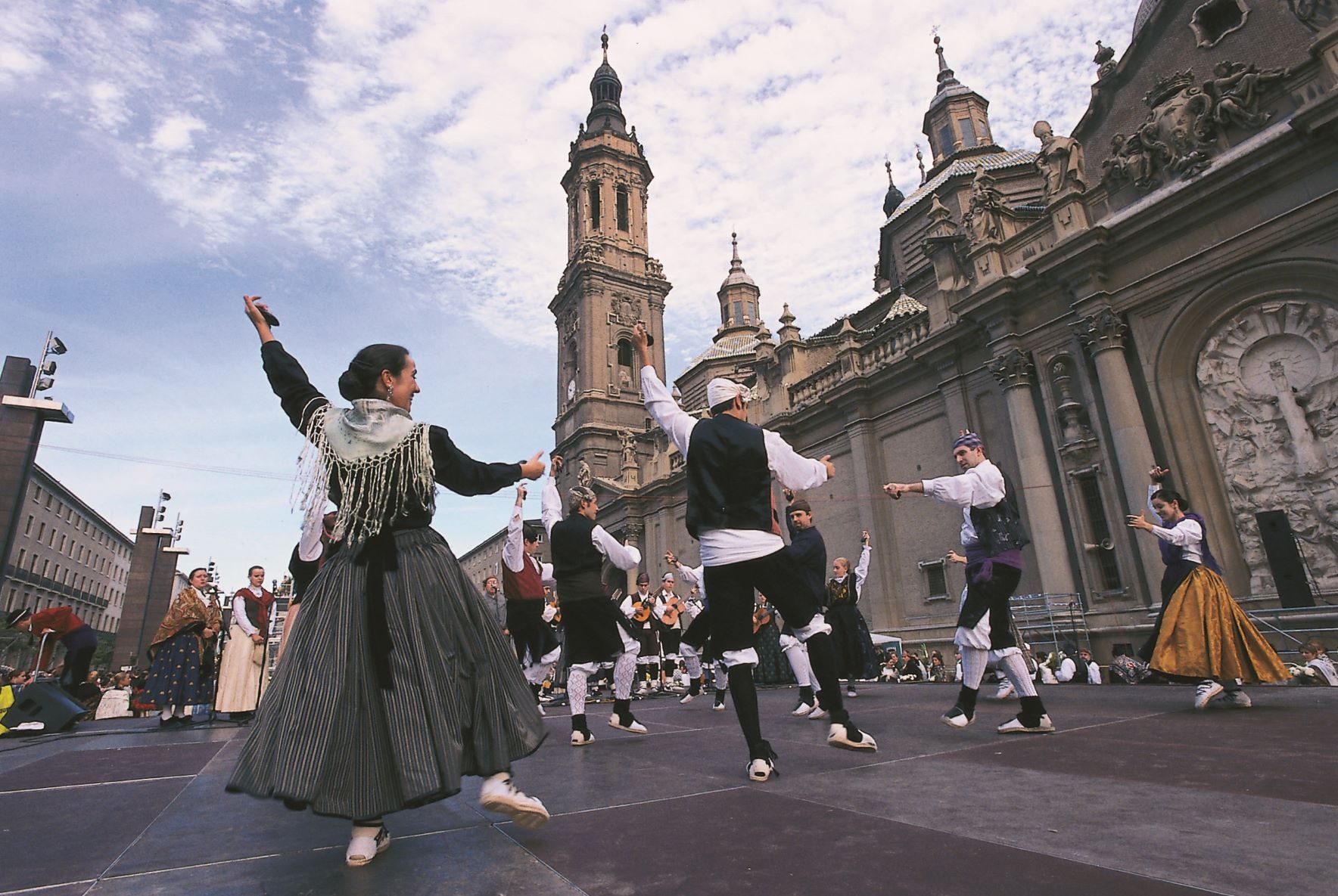 Danzadores de jotas en la Basílica del Pilar