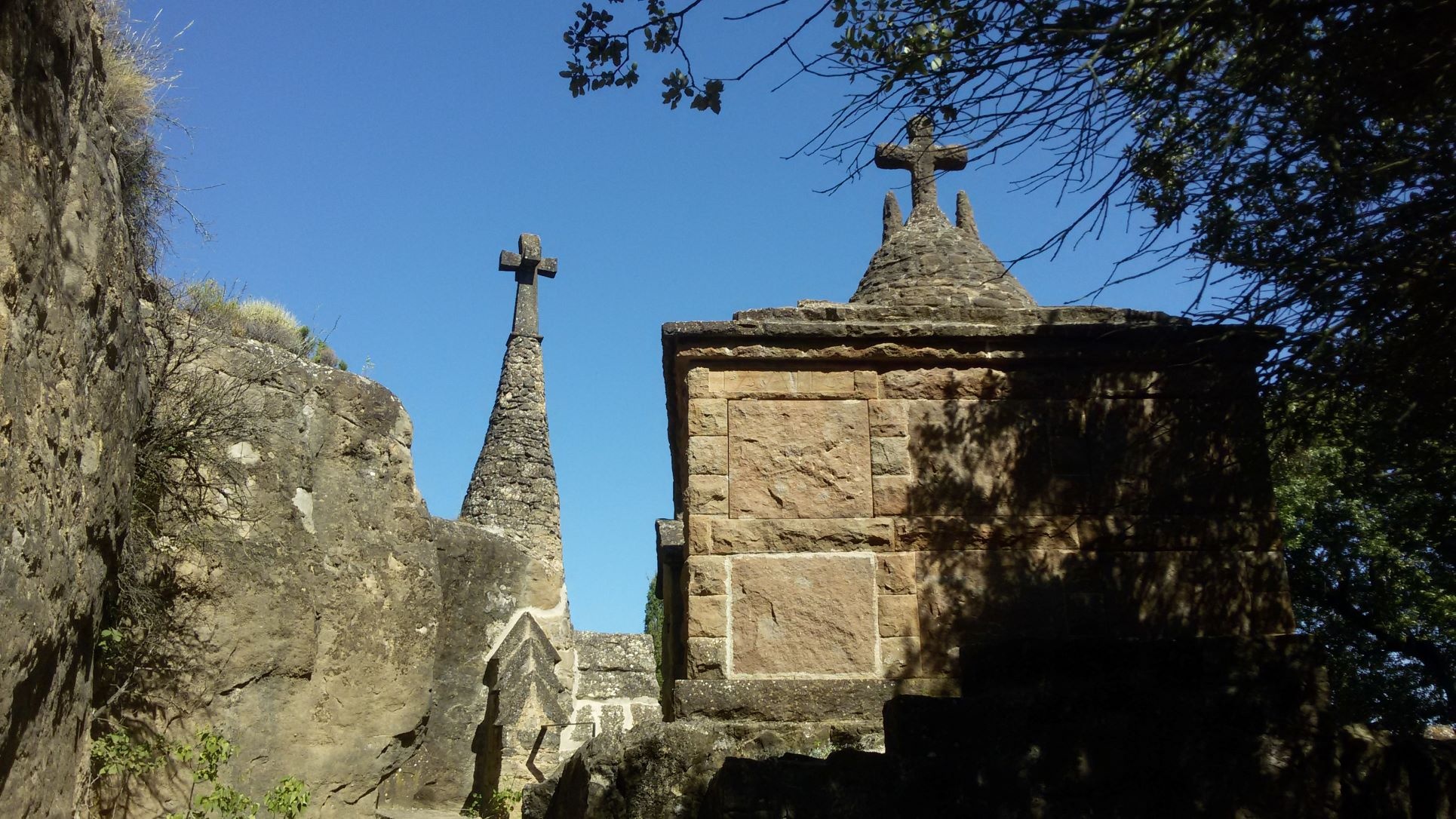 Eingefügt in die felsige Landschaft - Der Friedhof von Olius, Katalonien Eingefügt in die felsige Landschaft - Der Friedhof von Olius, Katalonien