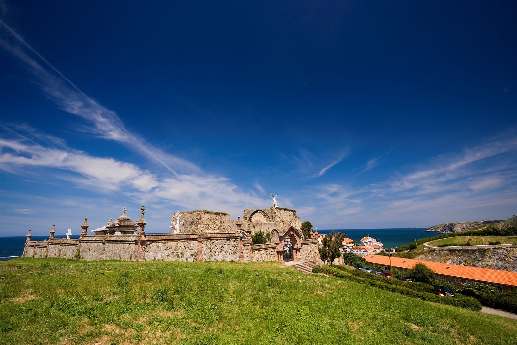 Mit Blick auf das Kantabrische Meer - Der Friedhof von Comillas Mit Blick auf das Kantabrische Meer - Der Friedhof von Comillas