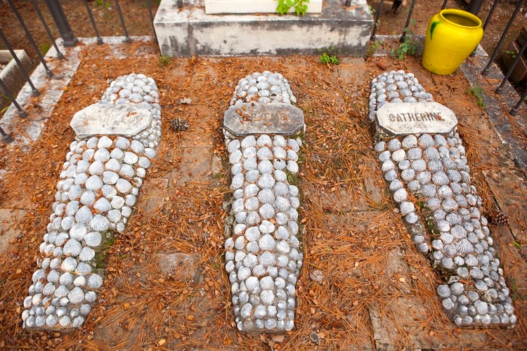 Wie Mosaiken. Gräber auf dem Englischen Friedhof, Cementerio Inglés in Málaga Wie Mosaiken. Gräber auf dem Englischen Friedhof, Cementerio Inglés in Málaga