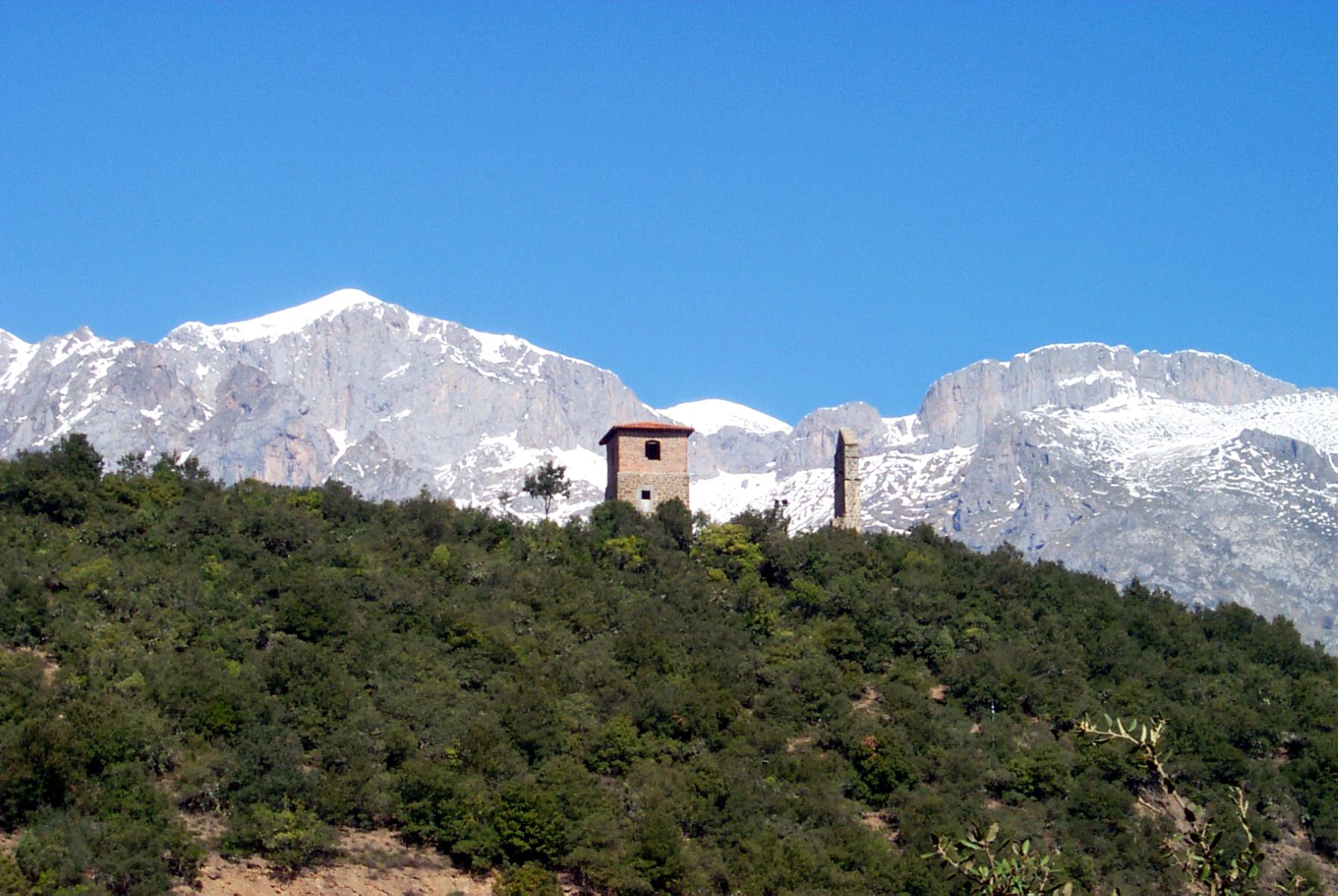 Berge, herrliche Landschaften, Kapellen wie die Ermita de San Miguel auf dem Camino Lebaniego