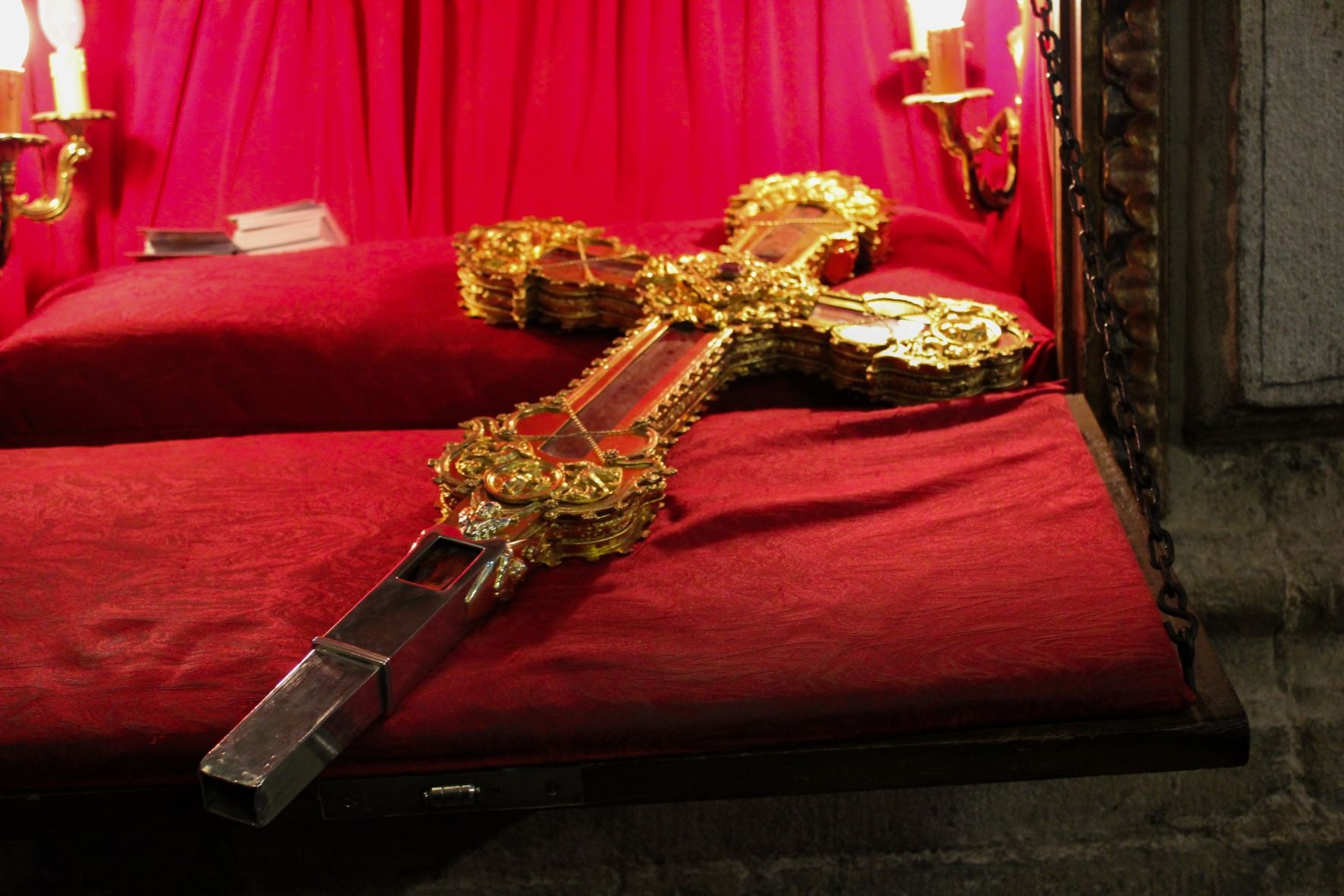 Das "Lignum Crucis" im Kloster von Santo Toribio