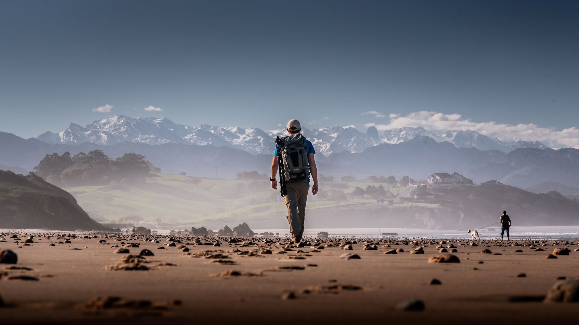 Begleitet vom Rauschen des Meeres und die Berge immer im Blick. Ein Pilger am Merón Strand in San Vicente de la Barquera.