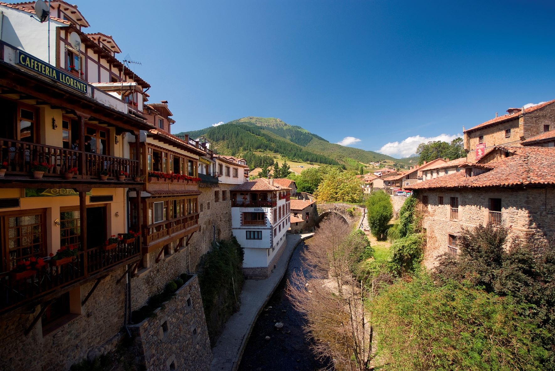 Das Bergdorf Potes mit der Brücke San Cayetano