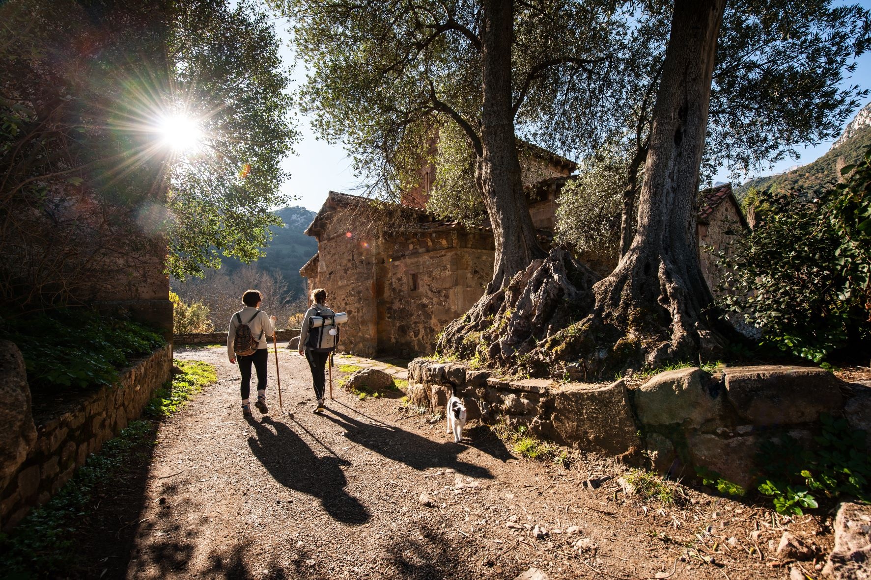 Pilger an der kleinen Kirche von Santa María de Lebeña