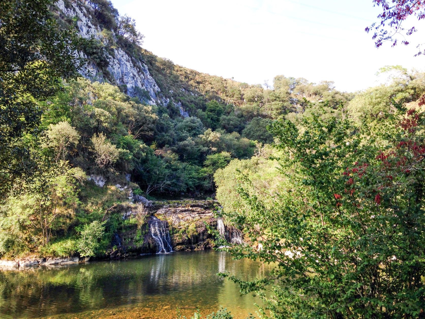 Auf dem Weg entlang dem Fluss Nansa präsentiert sich die sattgrüne Natur Kantabriens
