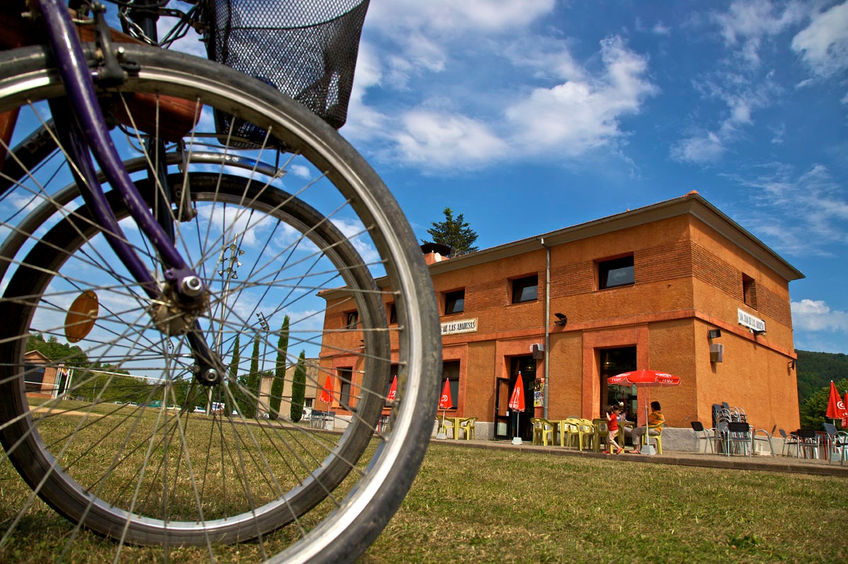 Einer der alten Bahnhöfe an der Vía Verde del Ferro i del Carbó auf der Fahrt durch die Provinz Girona