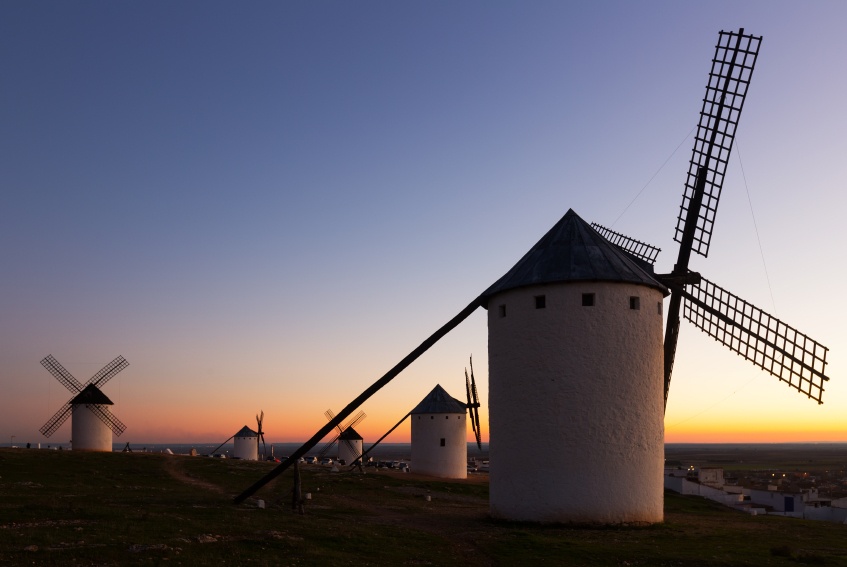 Die Mühlen von Campo de Criptana sind besonders schön bei Sonnenuntergang Die Mühlen von Campo de Criptana sind besonders schön bei Sonnenuntergang