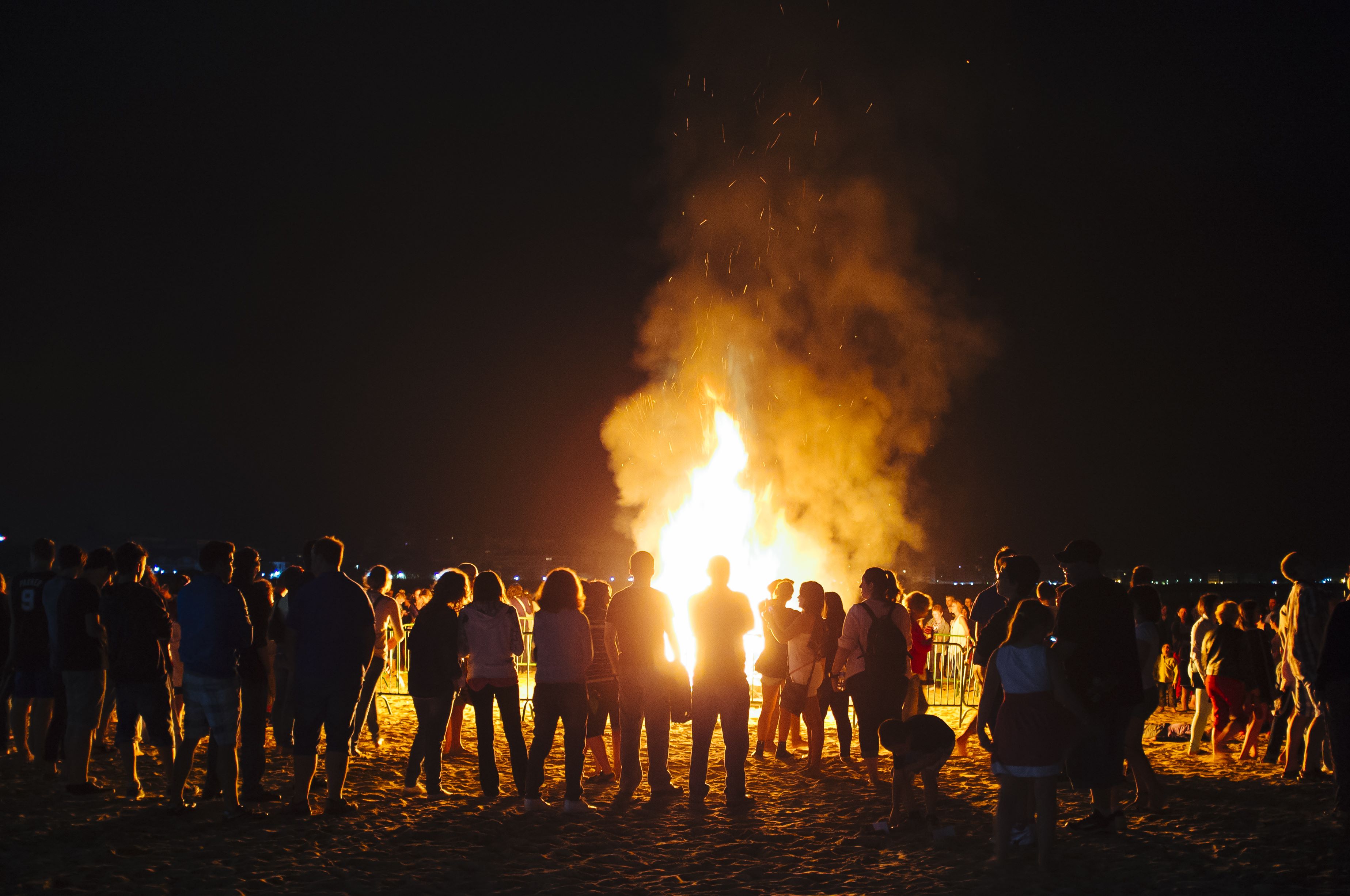 Ein großes Lagerfeuer erleuchtet den Strand von Laredo in Kantabrien während der Johannisnacht