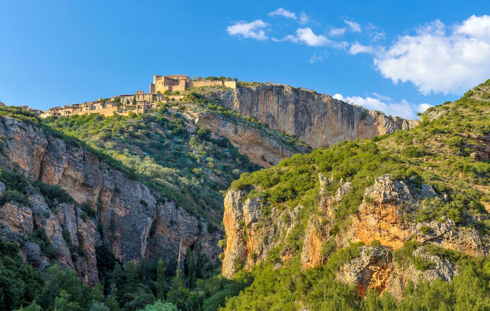 Alquézar erhebt sich spektakulär über der Schlucht des Río Vero