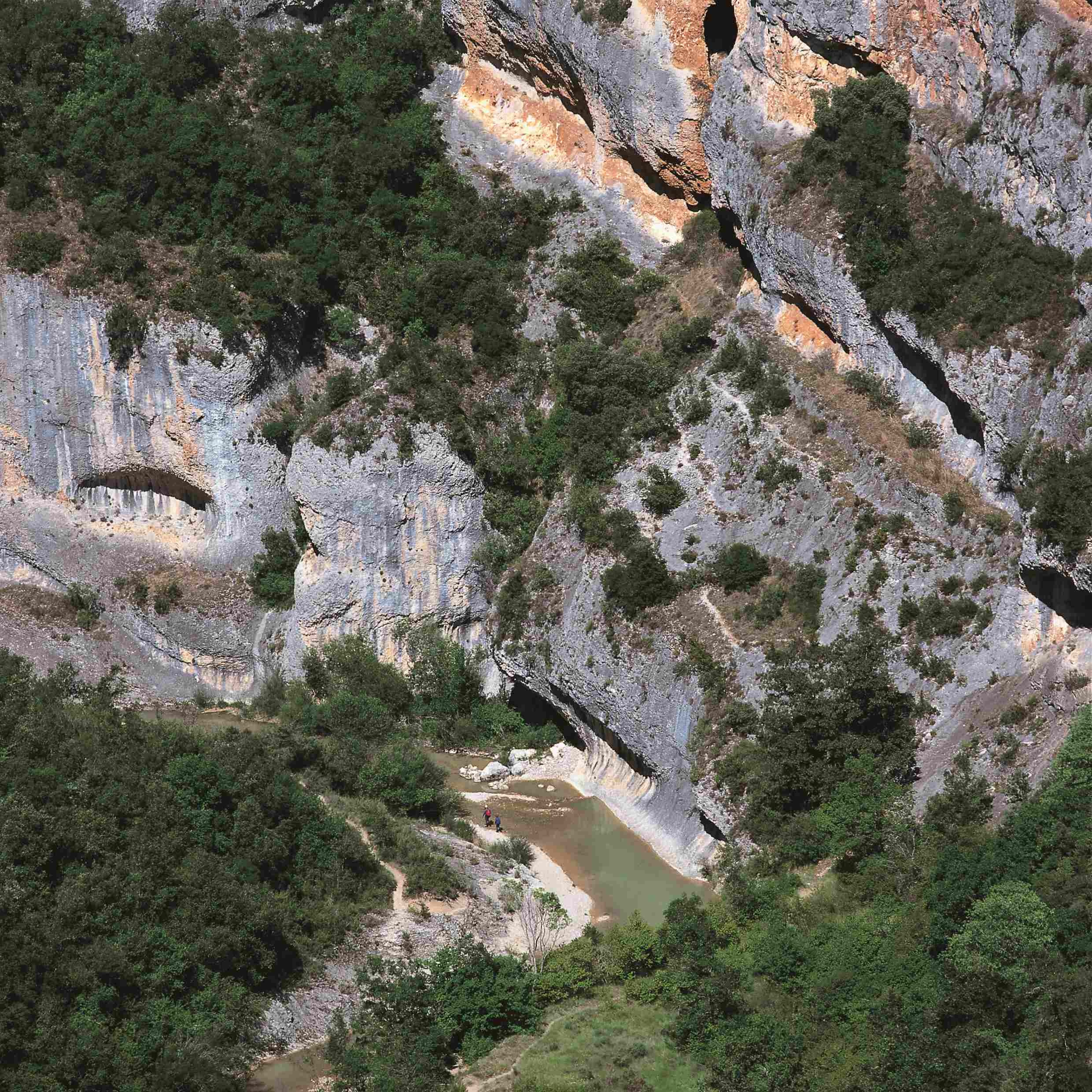 Die Höhle des Tozal de Mallata mit berühmten Felszeichnungen hoch über dem Fluss Vero