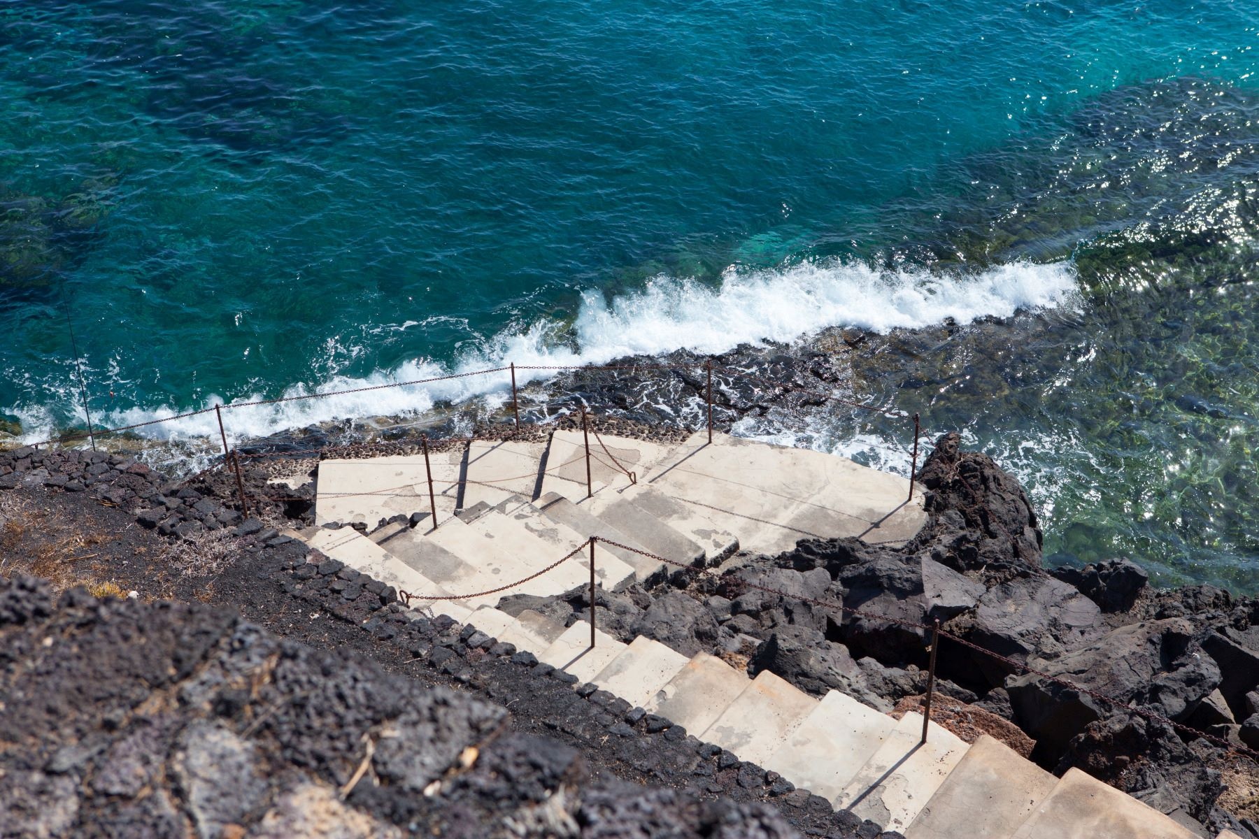 Hinunter ins schäumende Nass im Naturbad des Barranco de Quíquere